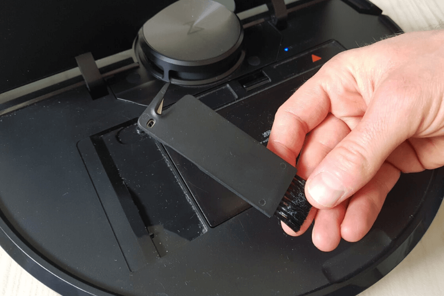 Под капотом Roborock S6 находится небольшой чистящий инструмент.